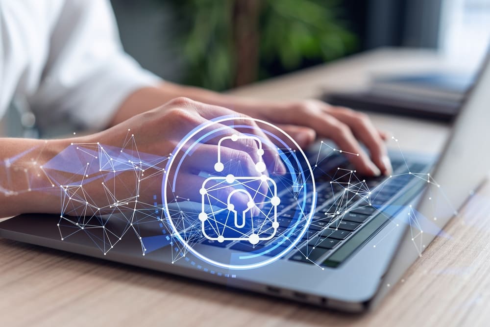 Ambiente corporativo com firewall e ícones de proteção digital – segurança da informação para empresas